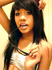 Neat mulatto cutie posing in hot pictures