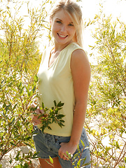 Sexy teen plays naked among the dunes